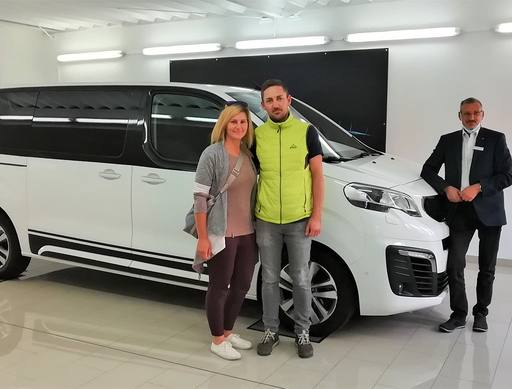 Bild: September 2020: Herzlichen Glückwunsch Familie Huhn zu ihrem neuen Peugeot Traveller
