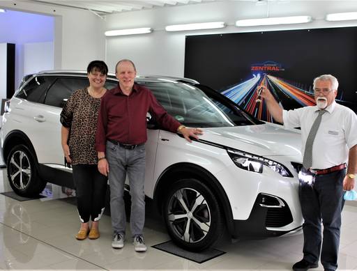 Bild: Juli 2020: Herzlichen Glückwunsch Familie Keiner zu ihren neuen Peugeot 5008.
