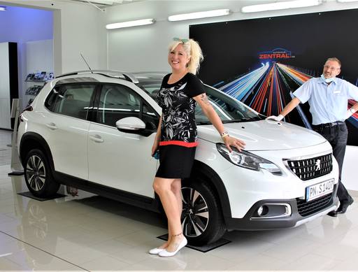 Bild: Juni 2020: Herzlichen Glückwunsch Frau Schmidt zu ihren neuen Peugeot 2008.
