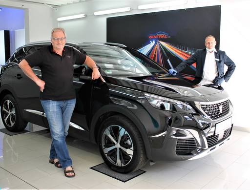 Bild: Mai 2020: Herzlichen Glückwunsch Herr Pfeifer zu ihren neuen Peugeot 3008.
