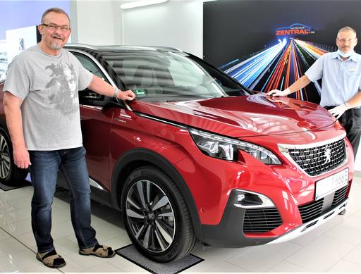 Bild: Juni 2020: Herzlichen Glückwunsch Herr Pätzold zu ihren neuen Peugeot 3008 Hybrid.
