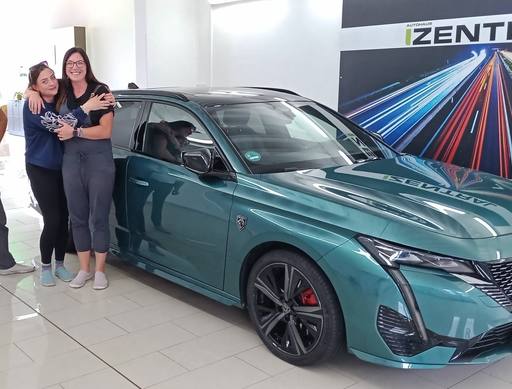 Bild: August 2025: Herzlichen Glückwunsch Frau Danisch zu Ihrem neuen Auto.

