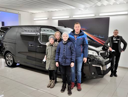 Bild: September 2023: Herzlichen Glückwunsch Familie Beck zu ihrem neuen Peugeot Traveller.
