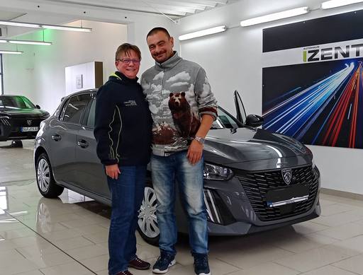 Bild: Oktober 2026: Herzlichen Glückwunsch Familie Krämer zu Ihrem neuen Auto.
