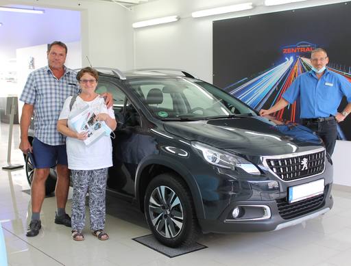 Bild: August 2020: Herzlichen Glückwunsch Familie Zenker zu ihrem neuen Peugeot 2008.
