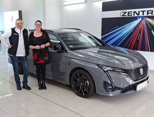 Bild: November 2025: Herzlichen Glückwunsch Frau Berger zu Ihrem neuen Auto.
