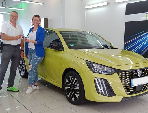 Bild: September 2025: Herzlichen Glückwunsch Frau Meinhardt zu Ihrem neuen Auto.
