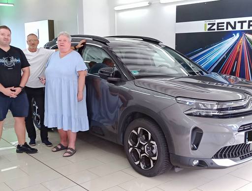 Bild: August 2026: Herzlichen Glückwunsch Frau Märtin zu Ihrem neuen Auto.
