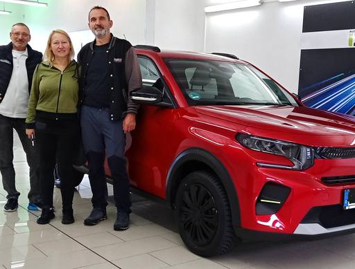 Bild: Oktober 2026: Herzlichen Glückwunsch Frau Peschel zu Ihrem neuen Auto.
