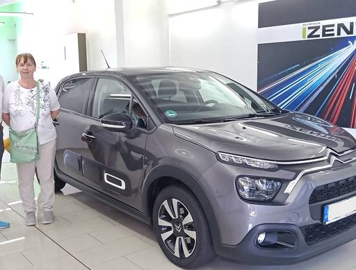 Bild: August 2025: Herzlichen Glückwunsch Frau Röllig zu Ihrem neuen Auto.

