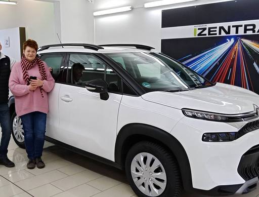 Bild: Dezember 2025: Herzlichen Glückwunsch Frau Schebesta zu Ihrem neuen Auto.
