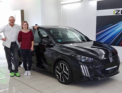 Bild: September 2026: Herzlichen Glückwunsch Frau Teusch zu Ihrem neuen Auto.
