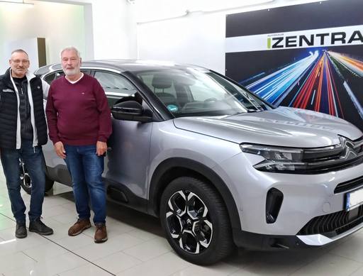 Bild: November 2025: Herzlichen Glückwunsch Herr Müller zu Ihrem neuen Auto.
