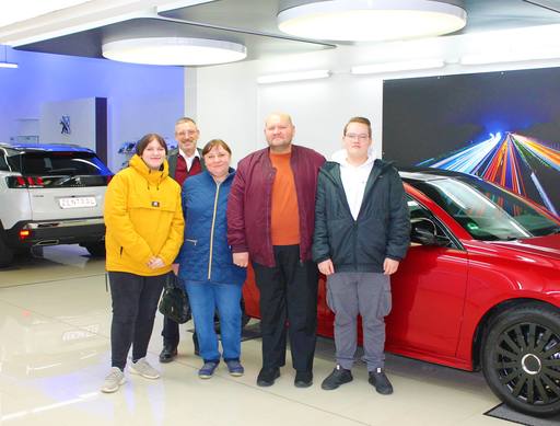 Bild: Februar 2020: Herzlichen Glückwunsch Familie Sushilov zu ihren neuen Peugeot 508.

