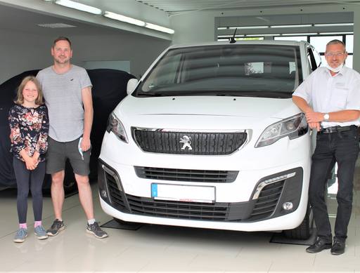 Bild: Juli 2020: Herzlichen Glückwunsch Familie Hüter zu ihrem neuen Peugeot Traveller.

