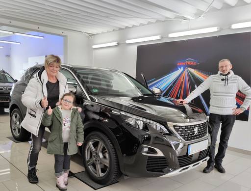 Bild: Februar 2021: Herzlichen Glückwunsch Familie Gläser zu ihrem neuen Peugeot 3008.
