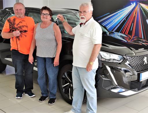 Bild: September 2023: Herzlichen Glückwunsch Familie Göschel zu ihrem neuen Peugeot.
