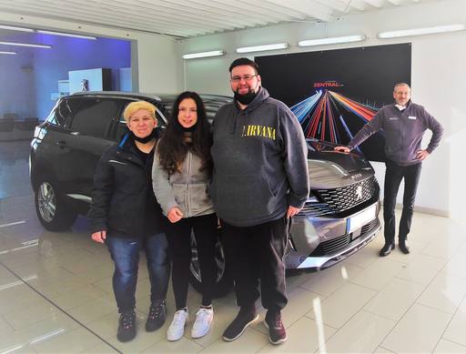 Bild: November 2021: Herzlichen Glückwunsch Familie Heinrich zu ihrem neuen Peugeot 5008.
