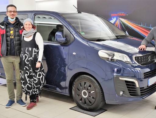Bild: November 2021: Herzlichen Glückwunsch Familie Hockauf zu ihrem neuen Peugeot Traveller.
