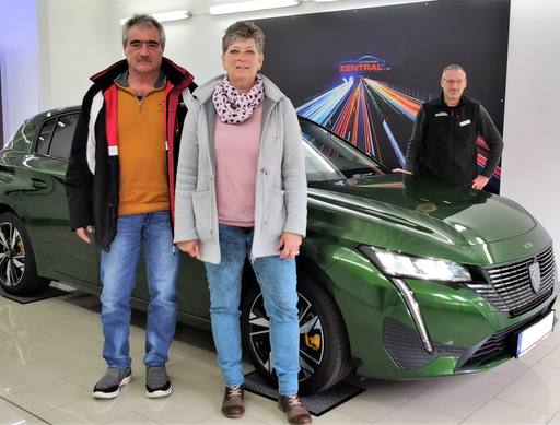 Bild: April 2022: Herzlichen Glückwunsch Familie Kellner zu ihrem neuen Peugeot.
