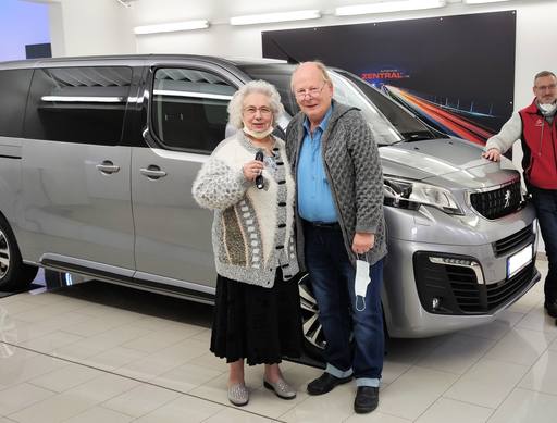 Bild: September 2023: Herzlichen Glückwunsch Familie Munke zu ihrem neuen Peugeot Traveller.

