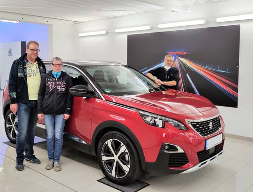 Bild: August 2021: Herzlichen Glückwunsch Familie Müller zu ihrem neuen Peugeot 3008.
