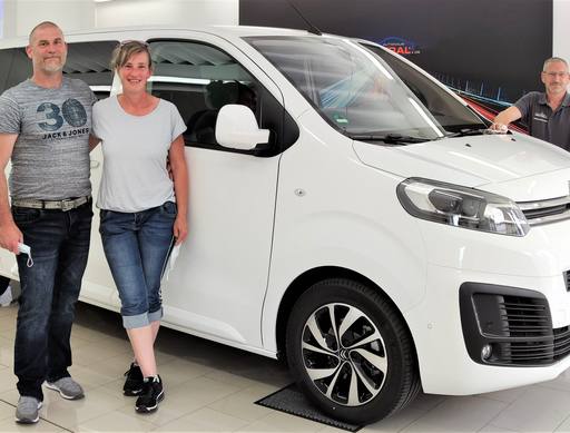 Bild: September 2023: Herzlichen Glückwunsch Familie Schmidt zu ihrem neuen Peugeot Traveller.
