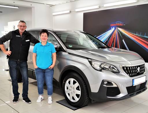Bild: Oktober 2022: Herzlichen Glückwunsch Frau Mark zu ihrem neuen Peugeot.
