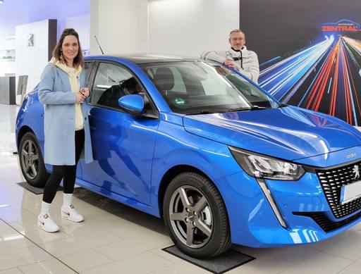 Bild: September 2023: Herzlichen Glückwunsch Frau Thöner zu ihrem neuen Peugeot 208.
