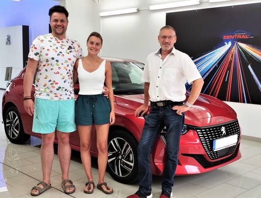 Bild: September 2023: Herzlichen Glückwunsch Herr Bratke & Frau Scholl zu ihrem neuen Peugeot.
