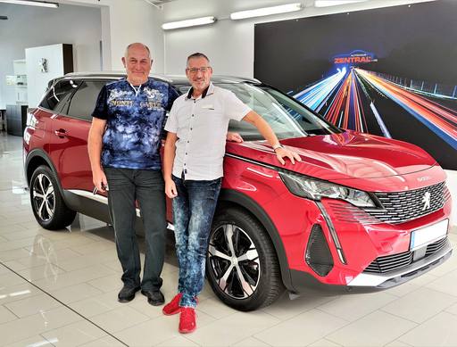 Bild: September 2022: Herzlichen Glückwunsch Herr Mahr zu ihrem neuen Peugeot.
