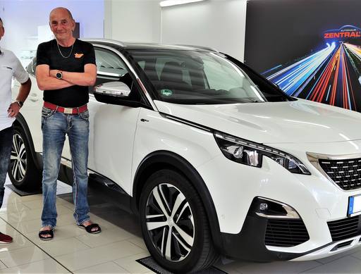 Bild: September 2023: Herzlichen Glückwunsch Herr Schau zu ihrem neuen Peugeot.
