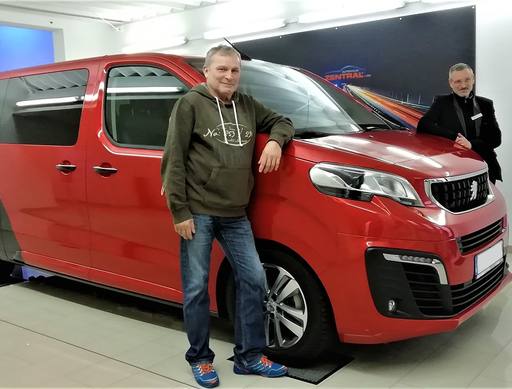 Bild: Oktober 2020: Herzlichen Glückwunsch Herr Unger zu ihrem neuen Peugeot Traveller.
