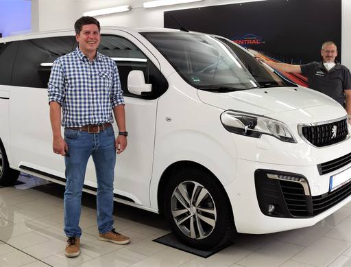 Bild: Juni 2021: Herzlichen Glückwunsch Herr Thomas zu ihrem neuen Peugeot Traveller.
