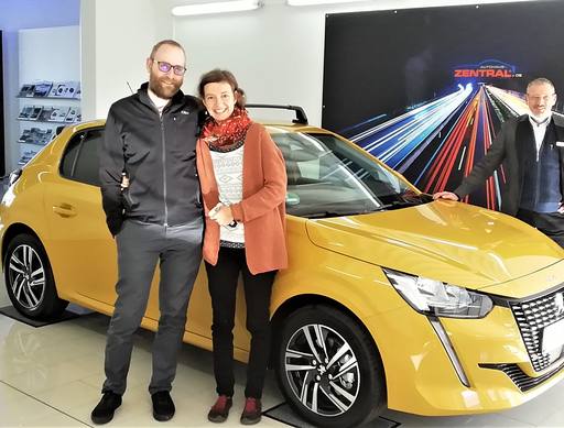 Bild: September 2020: Herzlichen Glückwunsch Herr Dr. Sauerbrey und Frau Eisner zu ihrem neuen Peugeot 208
